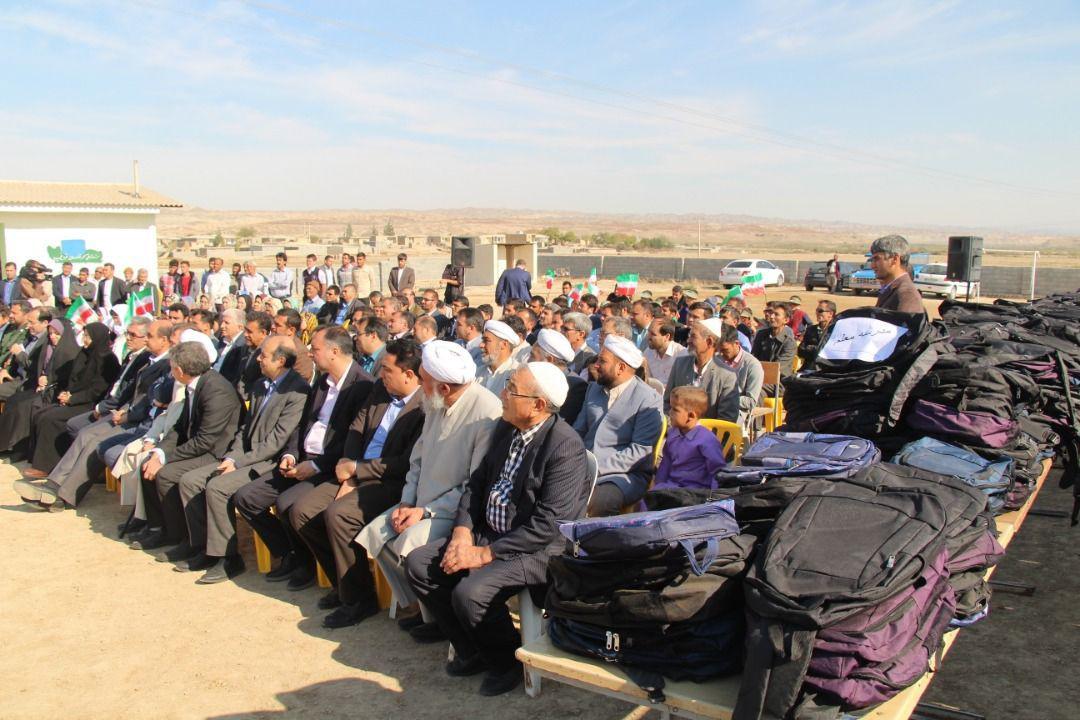 توزیع بستههای اهدایی همراه اول بین دانش آموزان منطقه محروم گلستان توزیع بستههای اهدایی همراه اول بین دانش آموزان منطقه محروم گلستان