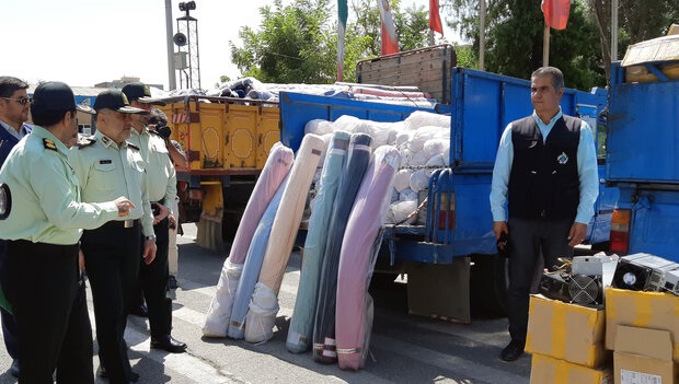 کشف ۷۵۰میلیونی کالای قاچاق در خیابان خیام کشف ۷۵۰میلیونی کالای قاچاق در خیابان خیام