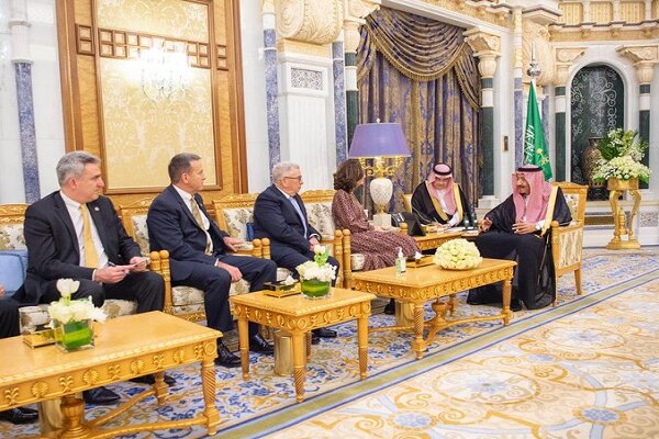 شاه عربستان و رئیس سازمان جاسوسی آمریکا با هم دیدار کردند شاه عربستان و رئیس سازمان جاسوسی آمریکا با هم دیدار کردند