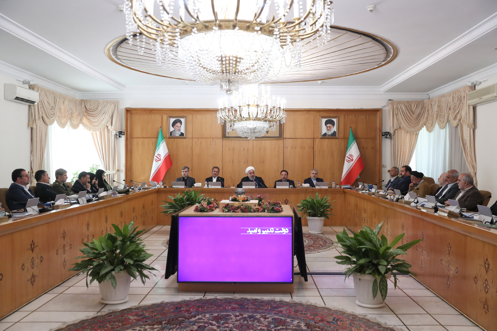 روحانی: ۲میلیارد دلار طلب ما چه شد؟ رسیدگی کنید/ به فوریت برای اسکان زلزله زده‌ها به صورت استیجاری عمل شود