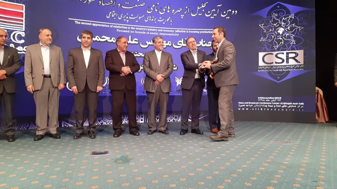 تندیس زرین مسئولیت پذیری اجتماعی در دستان فولاد مردان خوزستان قرار گرفت تندیس زرین مسئولیت پذیری اجتماعی در دستان فولاد مردان خوزستان قرار گرفت