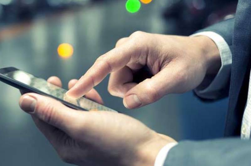 وقتی راه میروید پیامک نزنید! وقتی راه میروید پیامک نزنید!