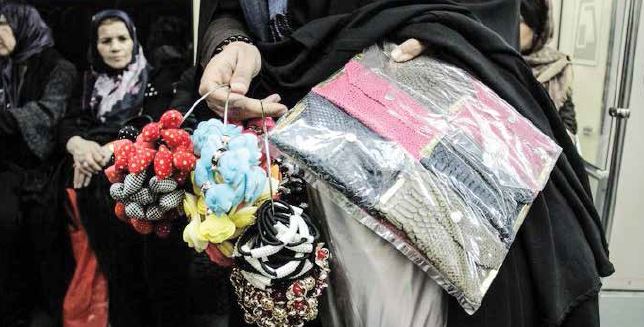 دستفروشی با بچه برای خرج زندگی! دستفروشی با بچه برای خرج زندگی!