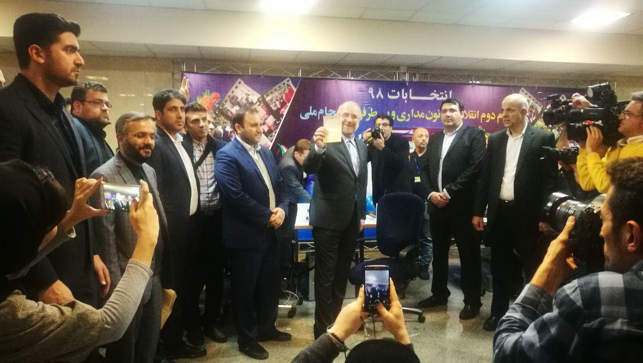 قالیباف برای نام‌نویسی وارد ستاد انتخابات کشور شد +عکس