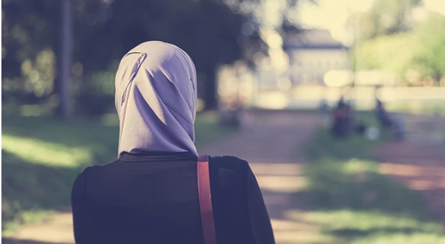 حمله یک زن و مرد انگلیسی به یک دختر نوجوان مسلمان
