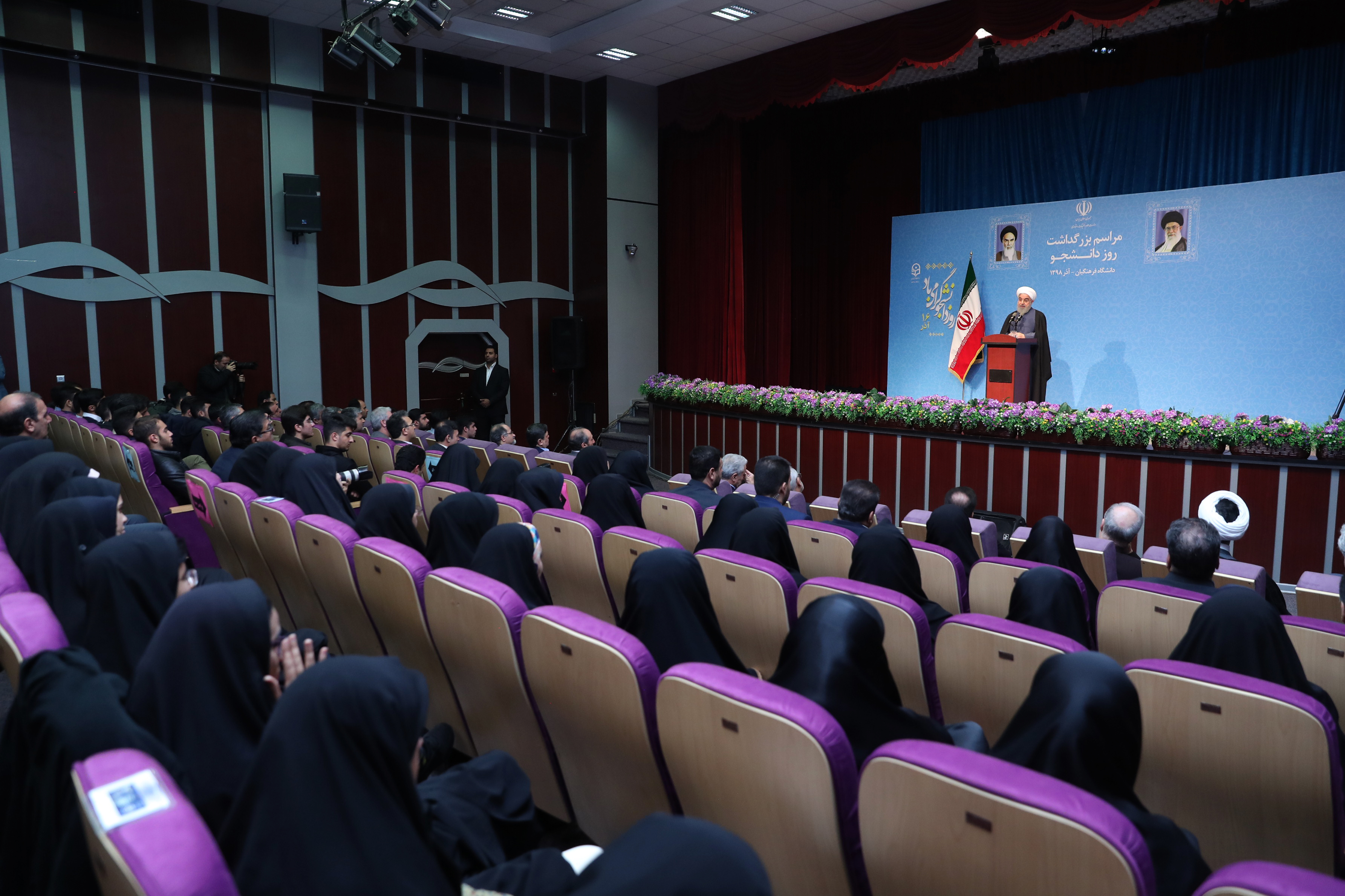 روحانی: نظام حتما باید به دانشجو اعتماد کند و به دانشجو احترام بگذارد/ برجام نه مقدس است و نه لعنتی، یک قرار داد بینالمللی است روحانی: نظام حتما باید به دانشجو اعتماد کند و به دانشجو احترام بگذارد/ برجام نه مقدس است و نه لعنتی، یک قرار داد بینالمللی است