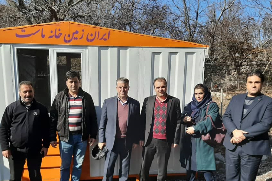 بانک ایران زمین به زلزله زدگان میانه کانکس اهدا کرد بانک ایران زمین به زلزله زدگان میانه کانکس اهدا کرد