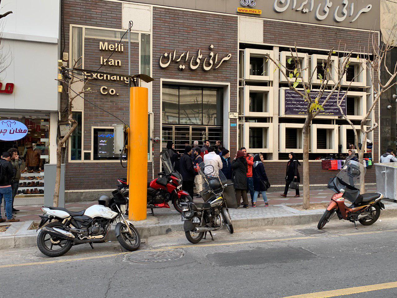 دلالان بازار فردوسی: دلار ارزان میشود/ عقبنشینی ارز ادامه دارد دلالان بازار فردوسی: دلار ارزان میشود/ عقبنشینی ارز ادامه دارد