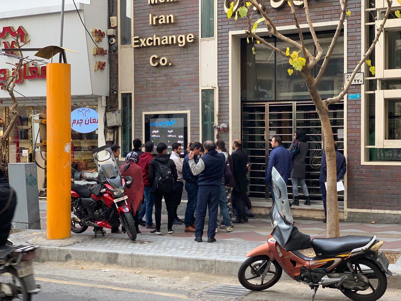 استقبال بازار ارز از سیگنالهاى همتى/ کام شیرین نوسانگیران تلخ شد استقبال بازار ارز از سیگنالهاى همتى/ کام شیرین نوسانگیران تلخ شد