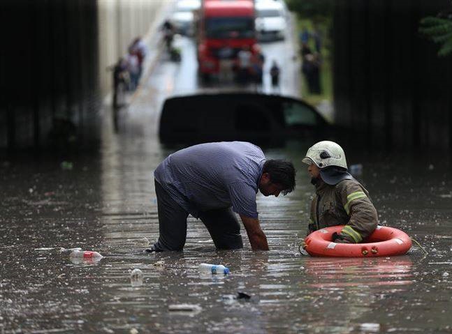 آب‌گرفتگی فرودگاه آبادان در پی بارش شدید باران