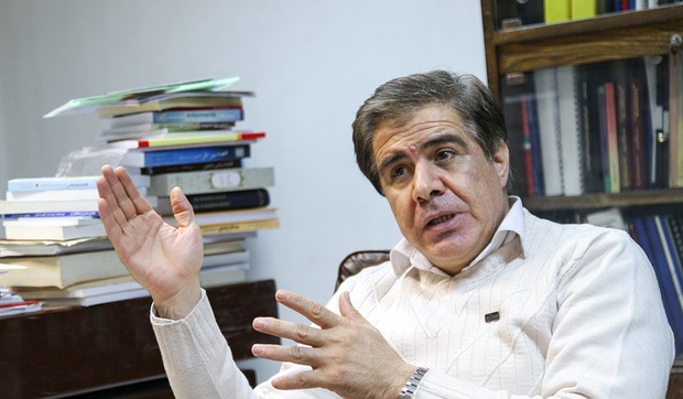 فشارها و محدودیتها دولت را مجبور به افزایش نرخ بنزین کرد فشارها و محدودیتها دولت را مجبور به افزایش نرخ بنزین کرد