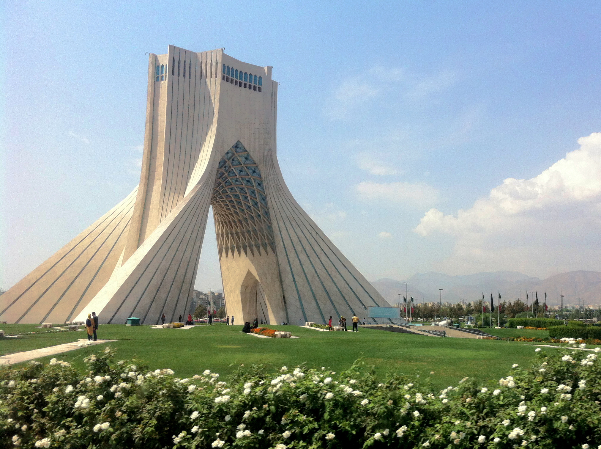 برج آزادی سفیدپوش شد برج آزادی سفیدپوش شد