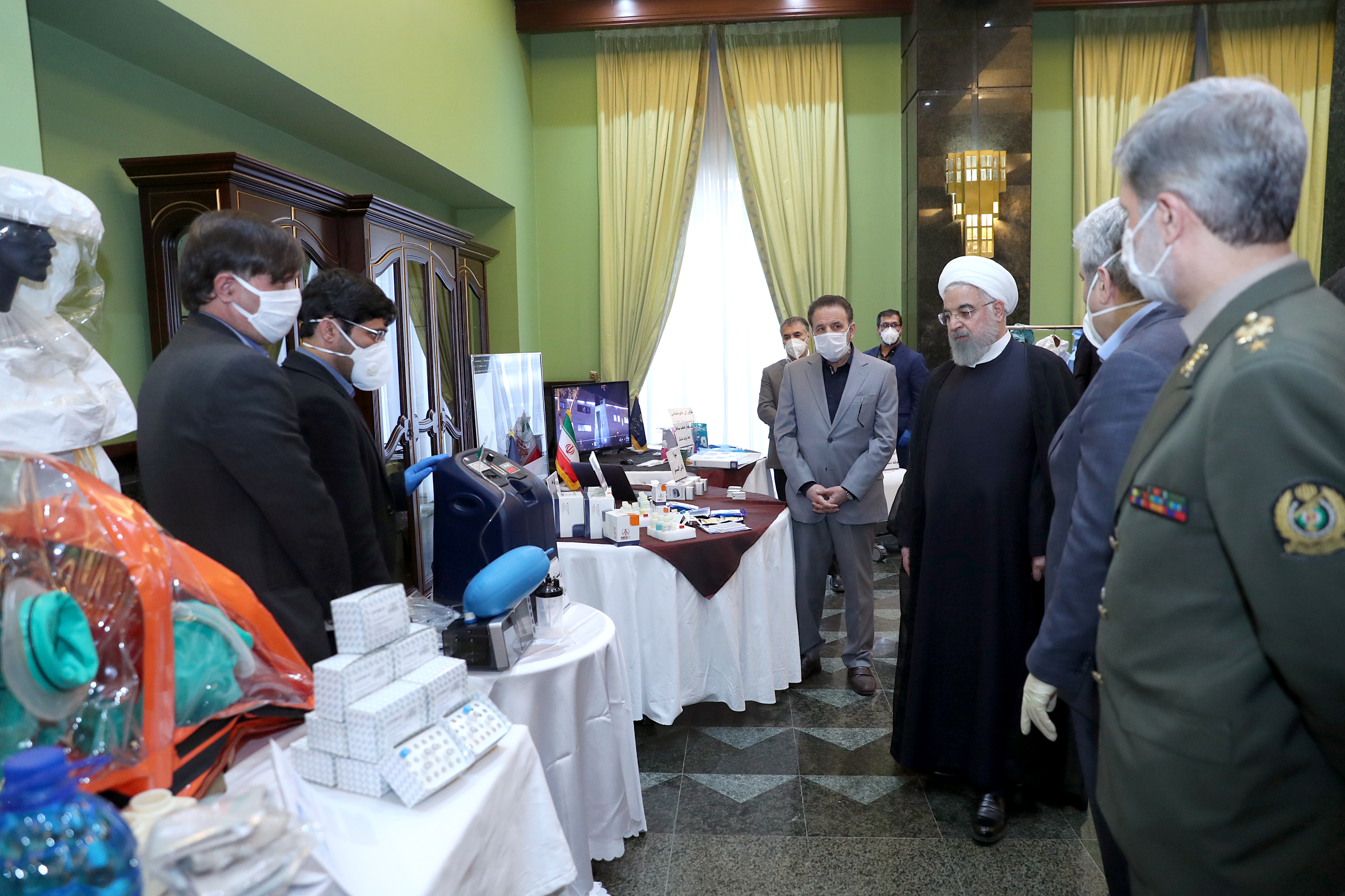 بازدید روحانی از نمایشگاه دستاوردهای داخلی حوزه مقابله با کرونا بازدید روحانی از نمایشگاه دستاوردهای داخلی حوزه مقابله با کرونا