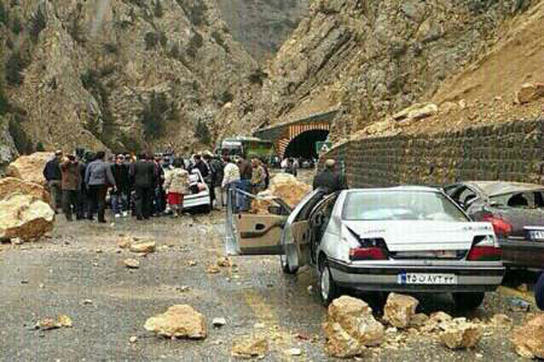 ریزش کوه در جاده آبدانان یک کشته برجا گذاشت ریزش کوه در جاده آبدانان یک کشته برجا گذاشت