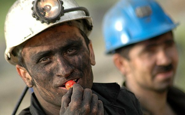 کارگران و کارفرمایان با افزایش دستمزد آسیب میبینند کارگران و کارفرمایان با افزایش دستمزد آسیب میبینند