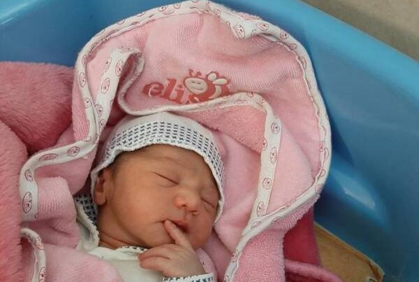 تولد نوزاد عجول در آسمان +عکس تولد نوزاد عجول در آسمان +عکس