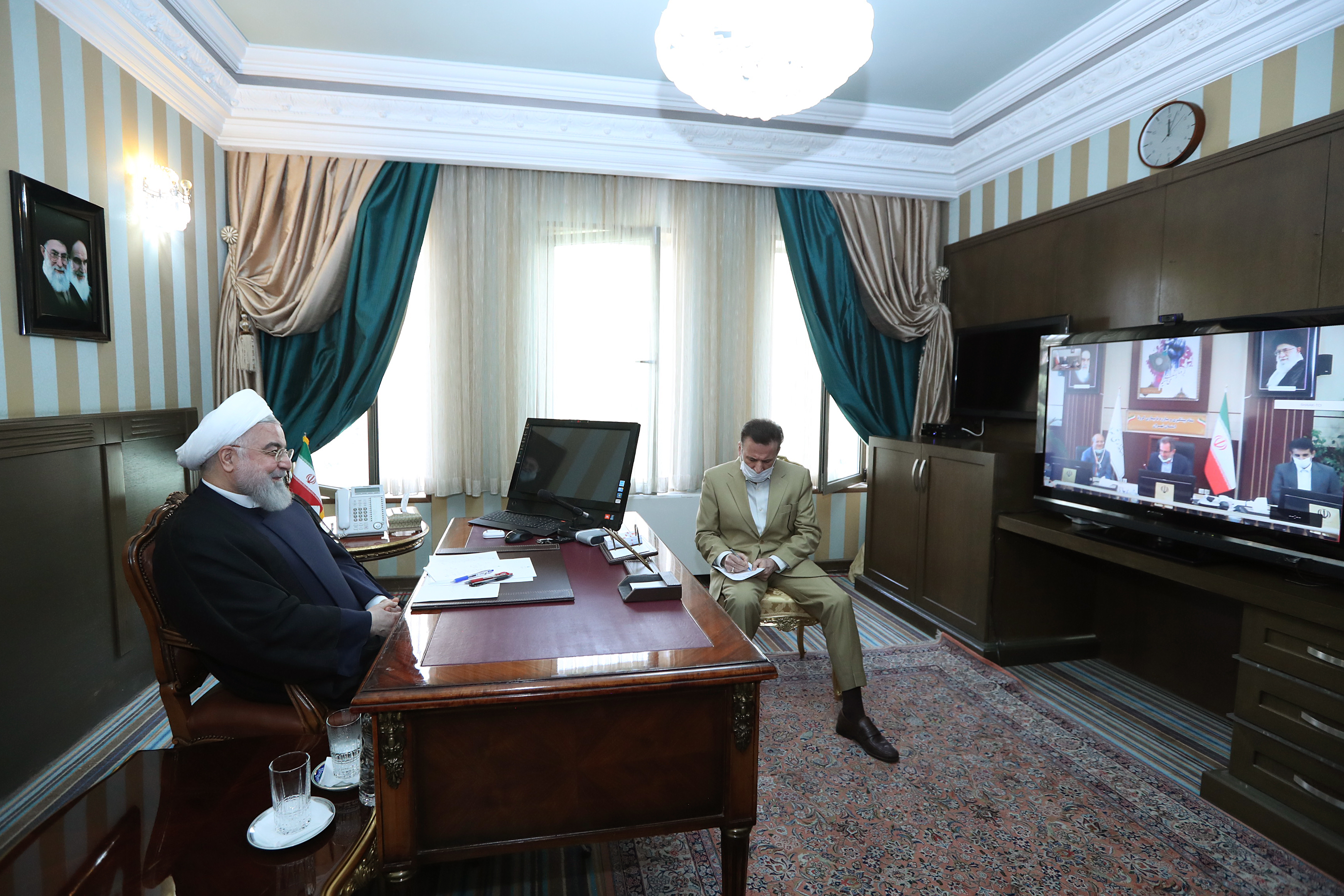 با کمک همدیگر از این معضل عبور خواهیم کرد با کمک همدیگر از این معضل عبور خواهیم کرد