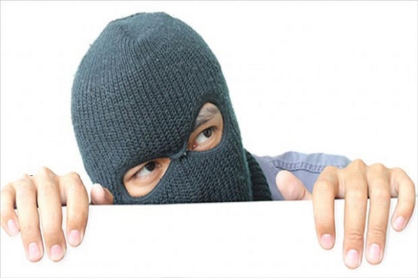 دزدی که در کلانتری گوشی افسر پلیس را زد دزدی که در کلانتری گوشی افسر پلیس را زد