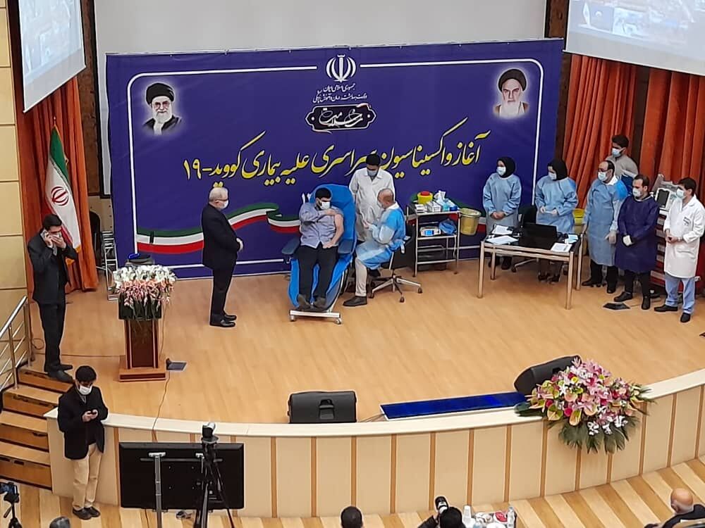 تزریق نخستین دوز واکسن روسی به فرزند وزیر بهداشت تزریق نخستین دوز واکسن روسی به فرزند وزیر بهداشت