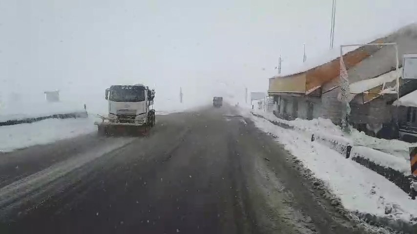 خودروها در جادههای برفی مازندران گرفتار شدند خودروها در جادههای برفی مازندران گرفتار شدند