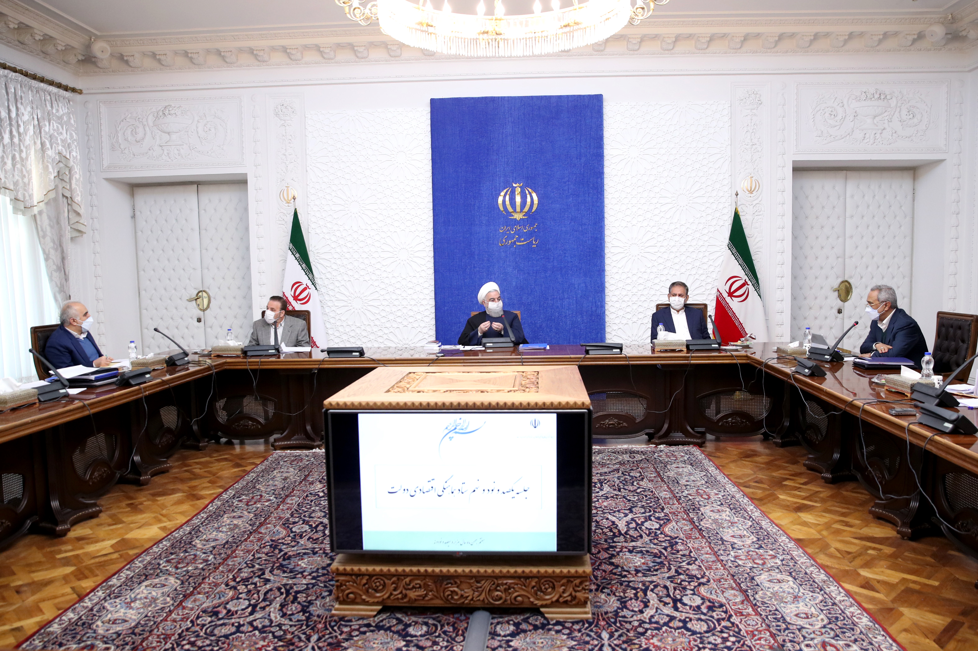 تبعات جنگ اقتصادی را به حداقل میرسانیم/ دولت تغییر شاکله بودجه را نمیپذیرد تبعات جنگ اقتصادی را به حداقل میرسانیم/ دولت تغییر شاکله بودجه را نمیپذیرد