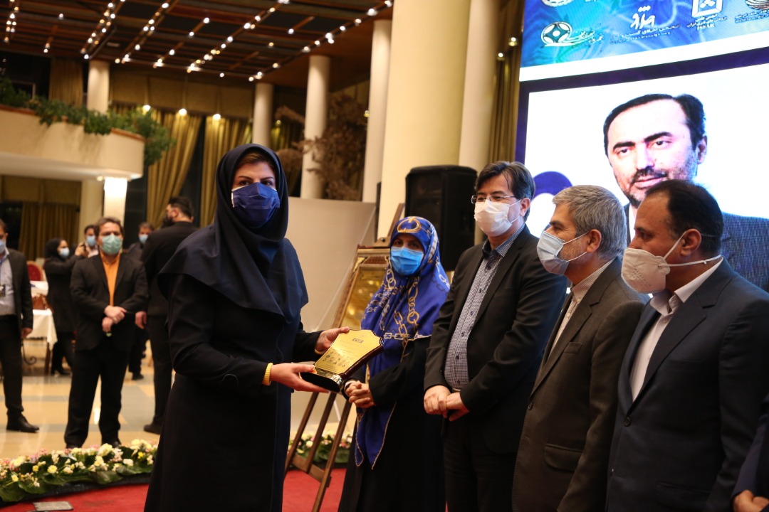 تقدیر از مدیرعامل هلدینگ خلیج فارس در اجلاس مسئولیتپذیری اجتماعی تقدیر از مدیرعامل هلدینگ خلیج فارس در اجلاس مسئولیتپذیری اجتماعی