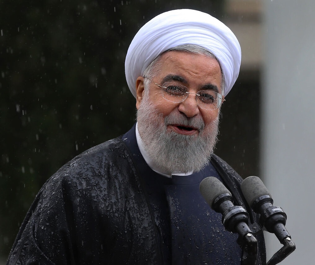 روایت معزی از حواشی باران حیاط دولت روایت معزی از حواشی باران حیاط دولت