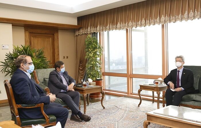 توافق ایران و کره جنوبی در خصوص انتقال منابع ارزی ایران/ پیگیری مطالبه خسارات ناشی از عدم همکاری بانکهای کرهای توافق ایران و کره جنوبی در خصوص انتقال منابع ارزی ایران/ پیگیری مطالبه خسارات ناشی از عدم همکاری بانکهای کرهای