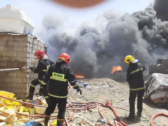 آتشسوزی گسترده در انبار ضایعات در اهواز آتشسوزی گسترده در انبار ضایعات در اهواز