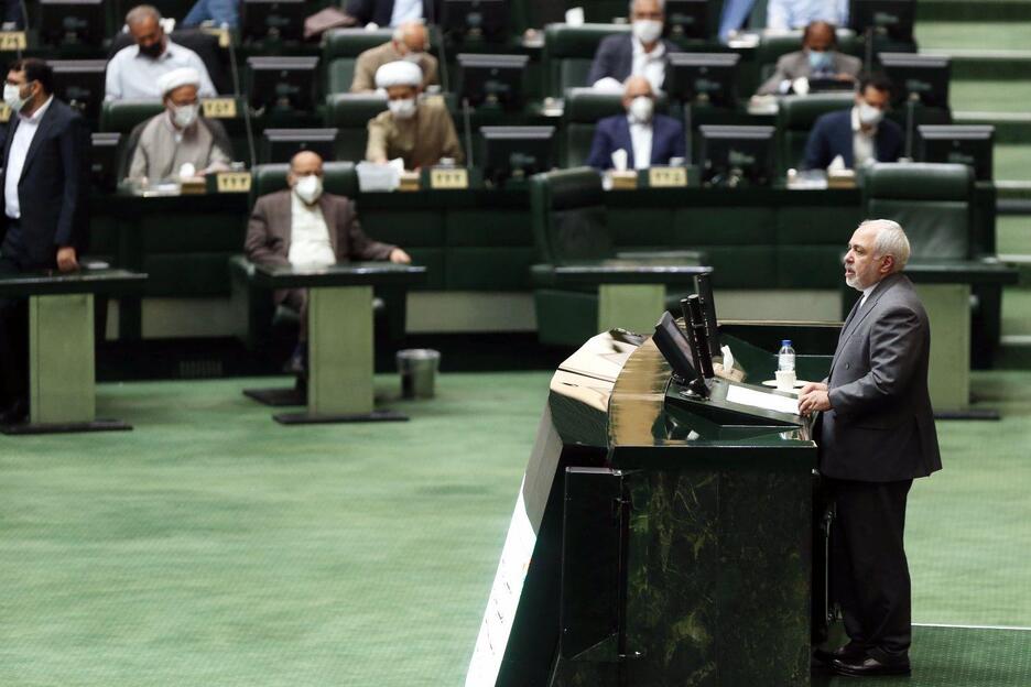 ناراحتی ظریف از کنایه‌های نمایندگان مجلس به وی +فیلم