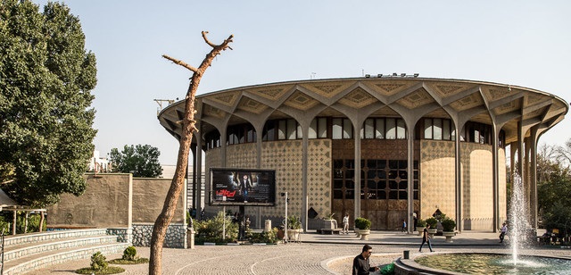 سازه ناایمن محوطه تئاتر شهر در بوستان دانشجو برچیده شد سازه ناایمن محوطه تئاتر شهر در بوستان دانشجو برچیده شد