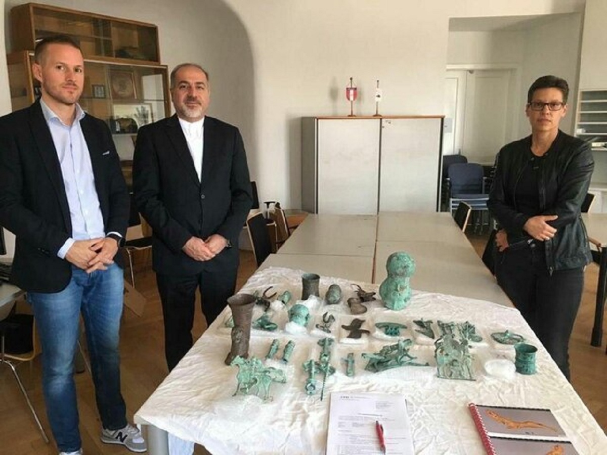 استرداد اشیاء باستانی قاچاق شده به نماینده ایران در وین استرداد اشیاء باستانی قاچاق شده به نماینده ایران در وین