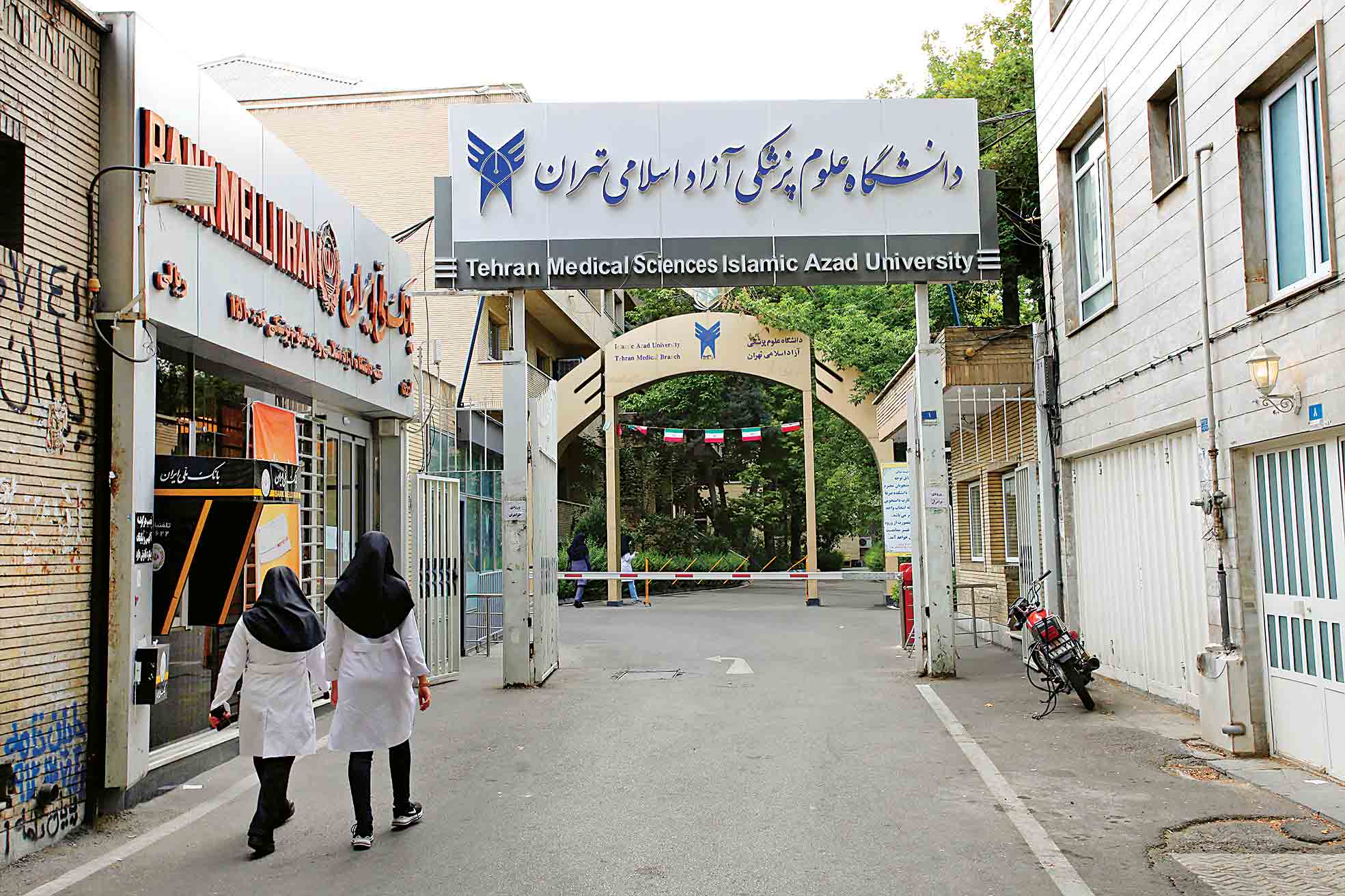 دانشجویان پزشکی در صف کرونا دانشجویان پزشکی در صف کرونا