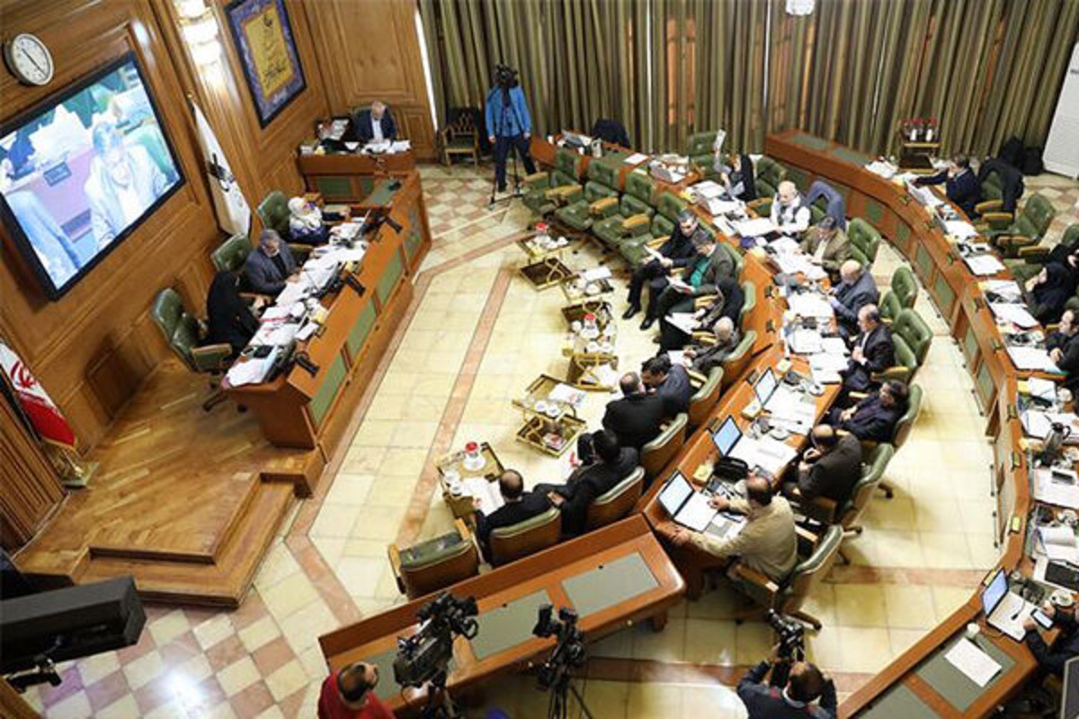 انتقاد دوباره به انعقاد قراردادهای شبهه دار معاونت شهرسازی شهرداری/ تعطیلی طولانی مدت پل‌های عابر پیاده مکانیزه