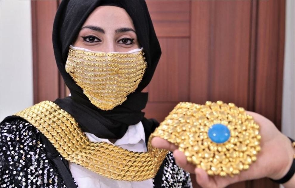 ماسک ۳میلیون تومانی با نخ طلا! ماسک ۳میلیون تومانی با نخ طلا!