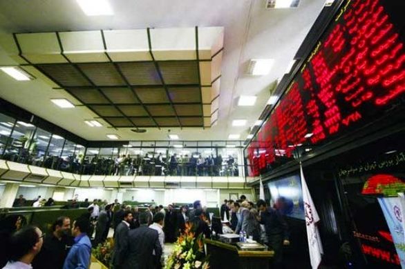 روز قرمز شاخص سهام بانکی در تالار شیشهای روز قرمز شاخص سهام بانکی در تالار شیشهای