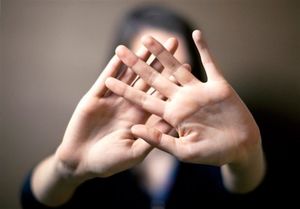 تجاوز پلیدانه جوان کارتن خواب به زن تنها +عکس تجاوز پلیدانه جوان کارتن خواب به زن تنها +عکس