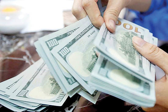 دلار از میانه کانال ۲۴ هزار تومانی بازگشت دلار از میانه کانال ۲۴ هزار تومانی بازگشت