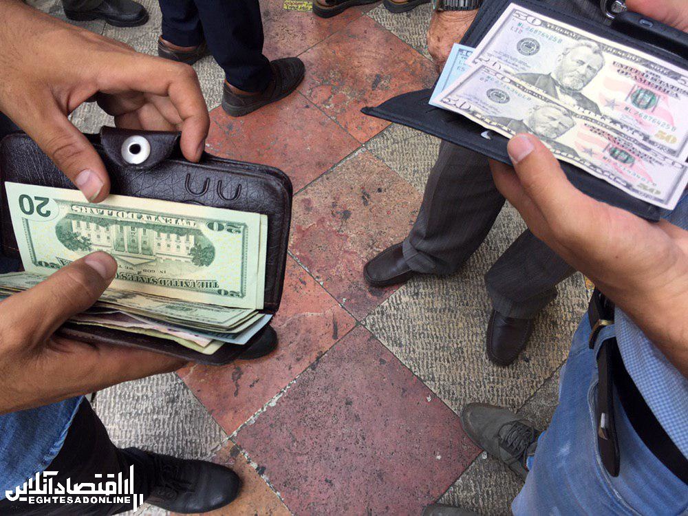 دست دلالان بازار ارز کوتاه شد/ بانک مرکزی به موقع ورود کرد دست دلالان بازار ارز کوتاه شد/ بانک مرکزی به موقع ورود کرد