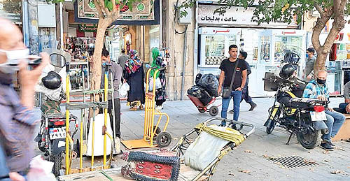 بار سنگین رکود و گرانی بر دوش باربران بازار بار سنگین رکود و گرانی بر دوش باربران بازار