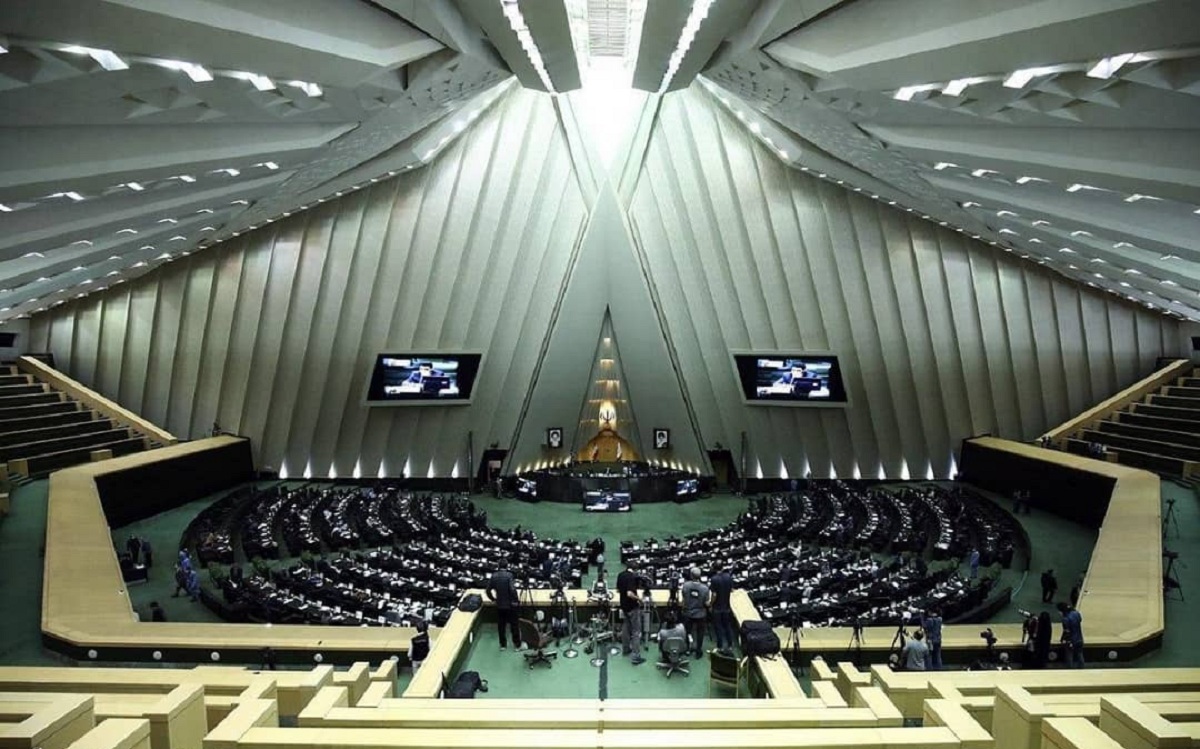 مجلس با یک فوریت طرح حمایت مالی از افشاگران فساد موافقت کرد مجلس با یک فوریت طرح حمایت مالی از افشاگران فساد موافقت کرد