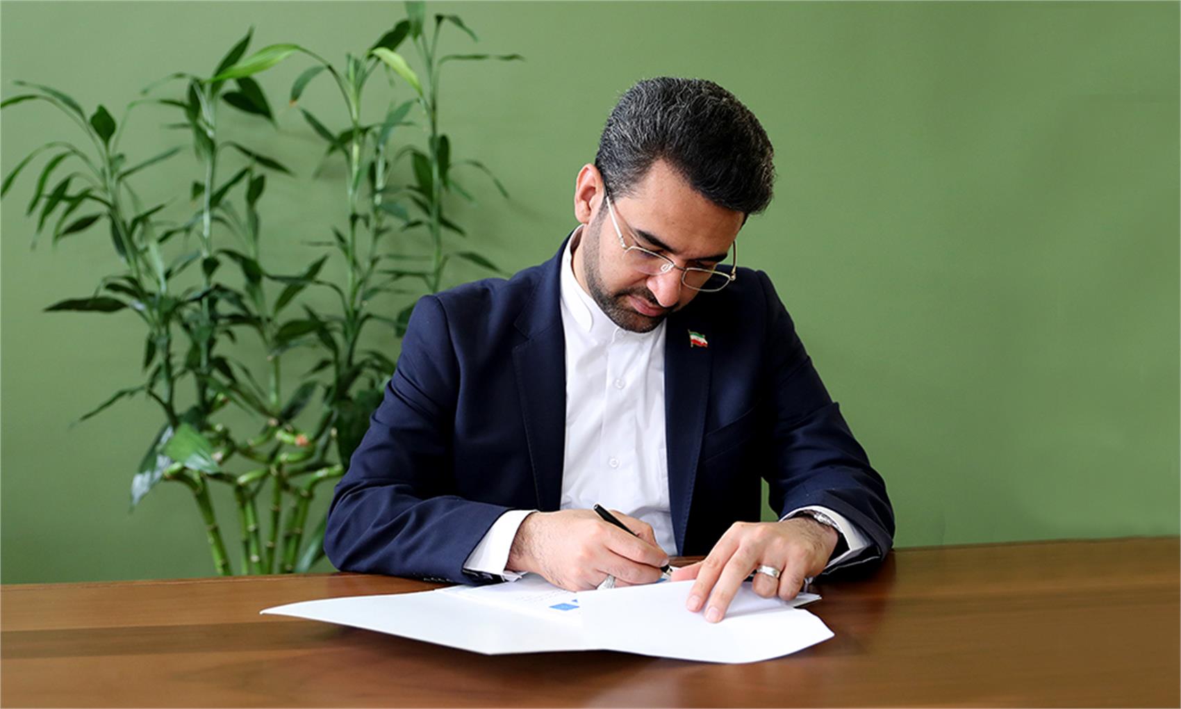 وزیر ارتباطات چهاردهمین سالگرد فعالیت ایرانسل را تبریک گفت وزیر ارتباطات چهاردهمین سالگرد فعالیت ایرانسل را تبریک گفت