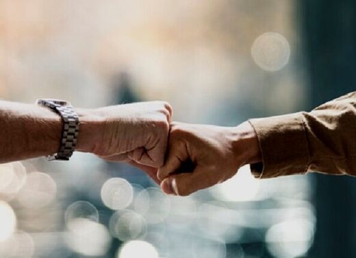 دست دادن با مشت، باعث کرونا میشود؟ دست دادن با مشت، باعث کرونا میشود؟