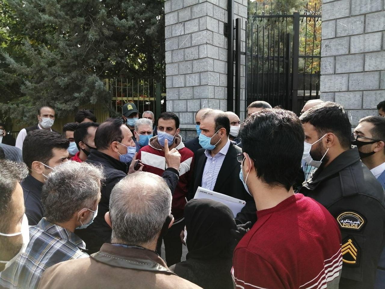 تجمع مال‌باختگان بورسی +حضور قالیباف