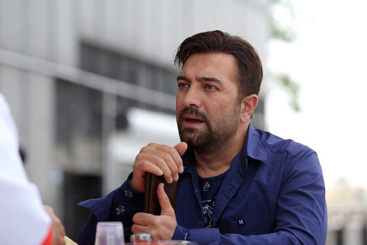 مجید صالحی و نیسان آبی +عکس