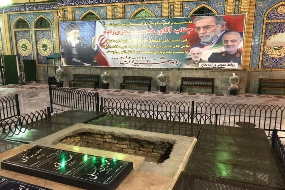 لحظه تدفین پیکر شهید فخری زاده +فیلم
