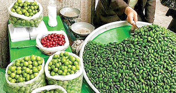 بازار کمرونق چاقالهبادام و گوجهسبز بازار کمرونق چاقالهبادام و گوجهسبز