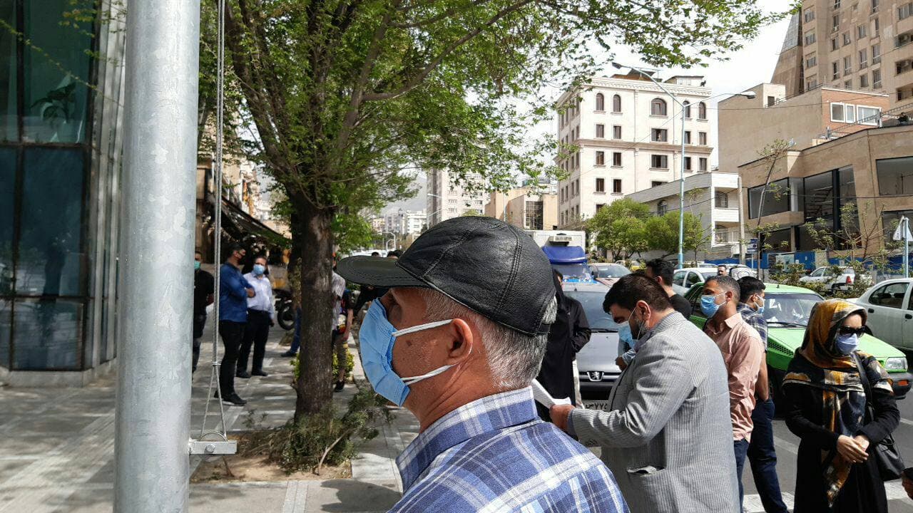 تجمع تعدادی از سهامداران مقابل بورس تهران تجمع تعدادی از سهامداران مقابل بورس تهران