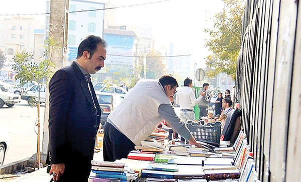 رونق دستفروشی کتاب در خیابان انقلاب رونق دستفروشی کتاب در خیابان انقلاب