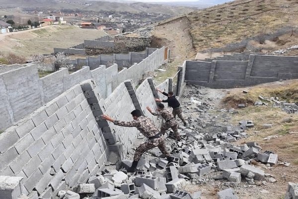 تیر زمین خواران به سنگ خورد